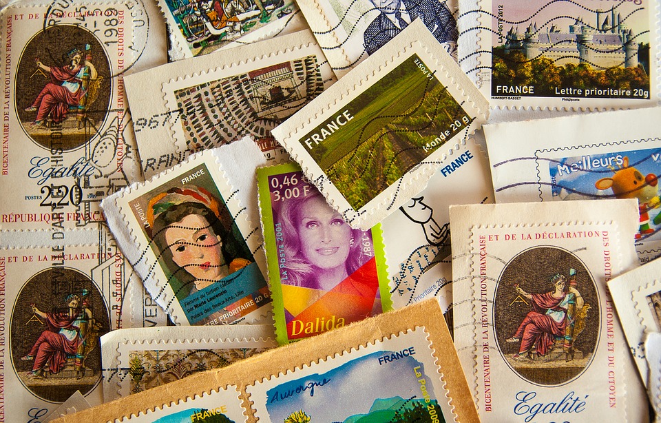 Mange frimærker i en bunke