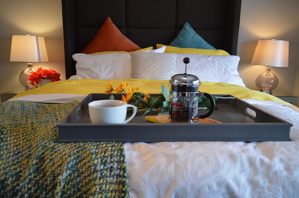 Fint lille kaffebord på sengen