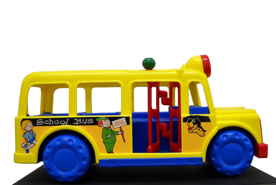 Gul legetøjs bus med blå hjul
