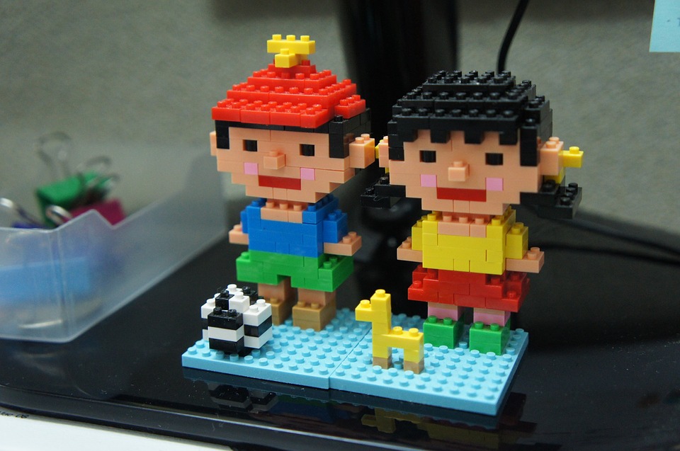 Lego figuere af en dreng og pige