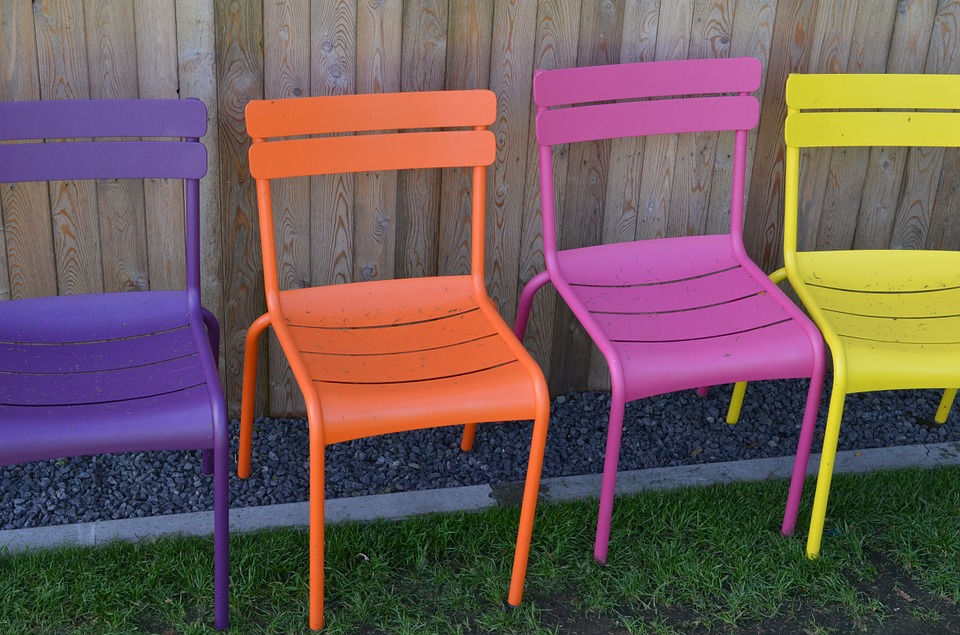 Plastikstole i forskellige farver