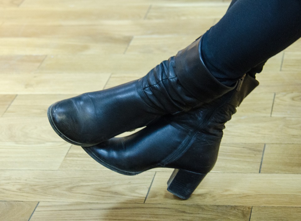 Støvler på kvindes fødder