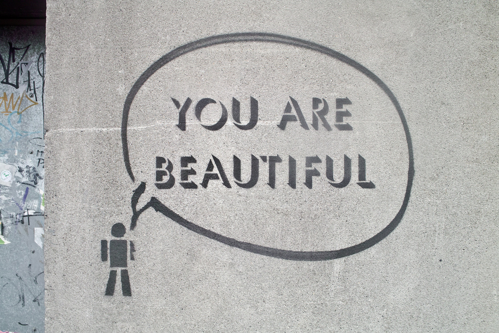 You are beautiful på grå væg