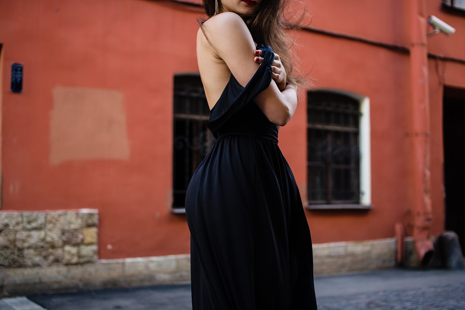 Brunette med sort kjole på gaden