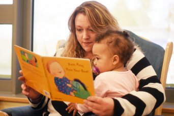 Mor læser en børnebog for sit barn