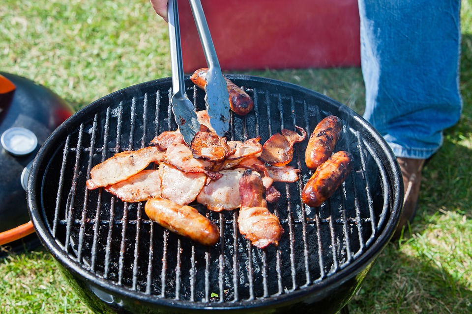 Grill med pølser og bacon