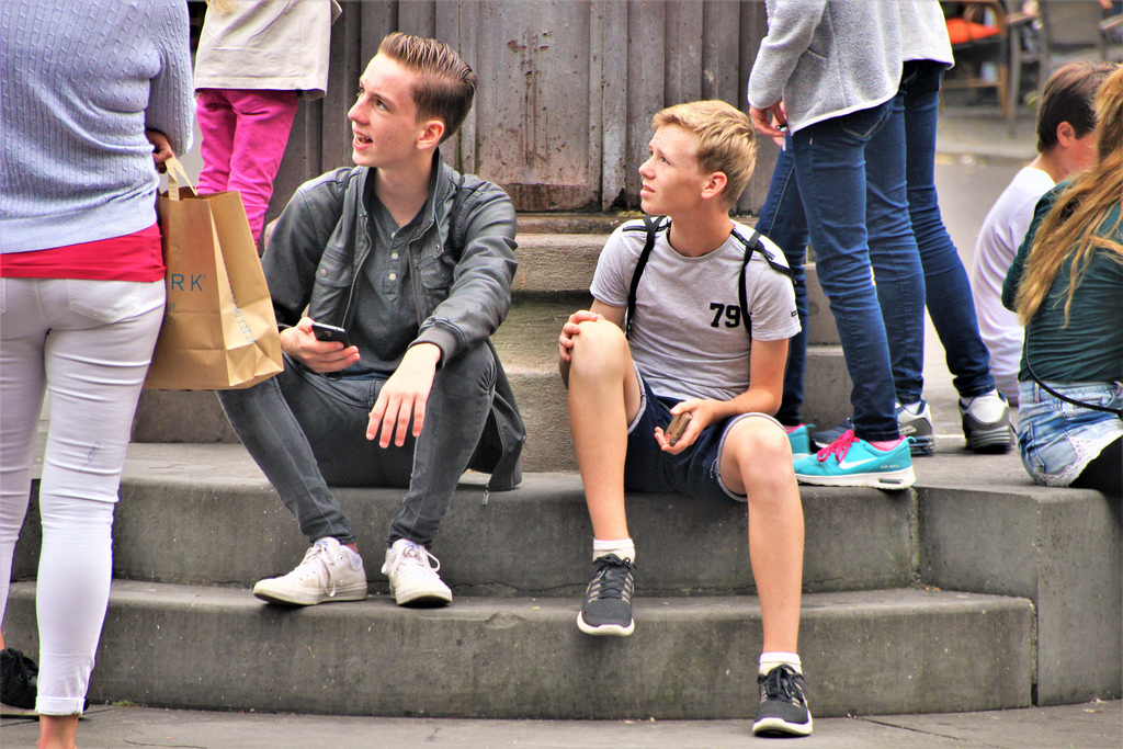 Teenage drenge sidder på trappe med drengetøj