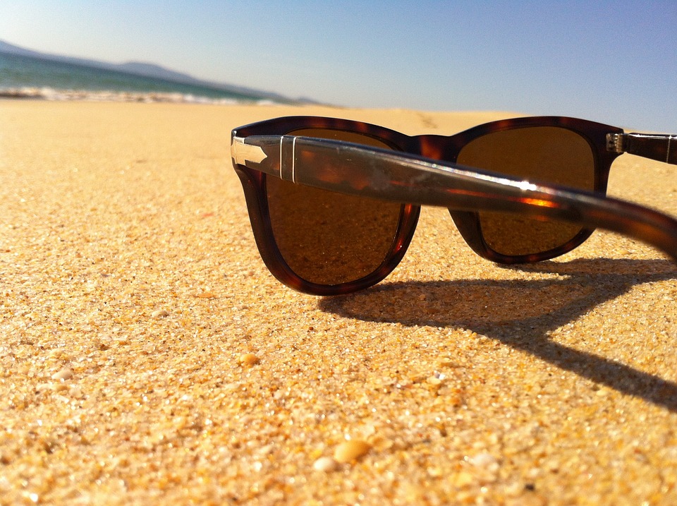 Solbriller der ligger på stranden
