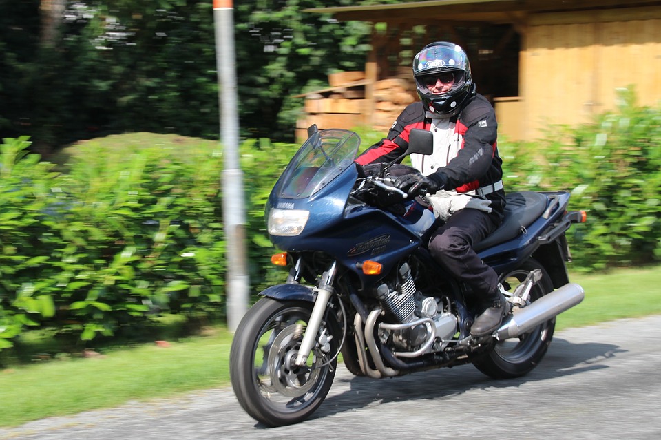 Mand kører på motorcykel