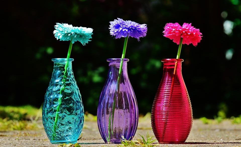Farvede vaser med farvede blomster