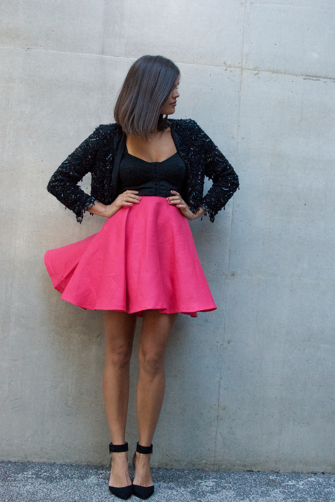 Pige med pink nederdel og sort cardigan