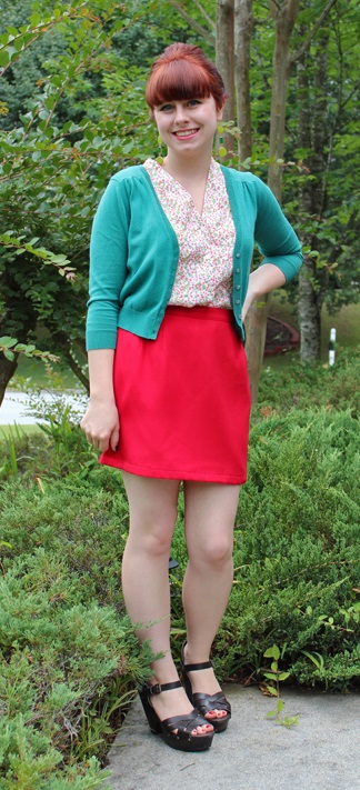 Rødhåret pige med rød nederdel og tyrkis cardigan
