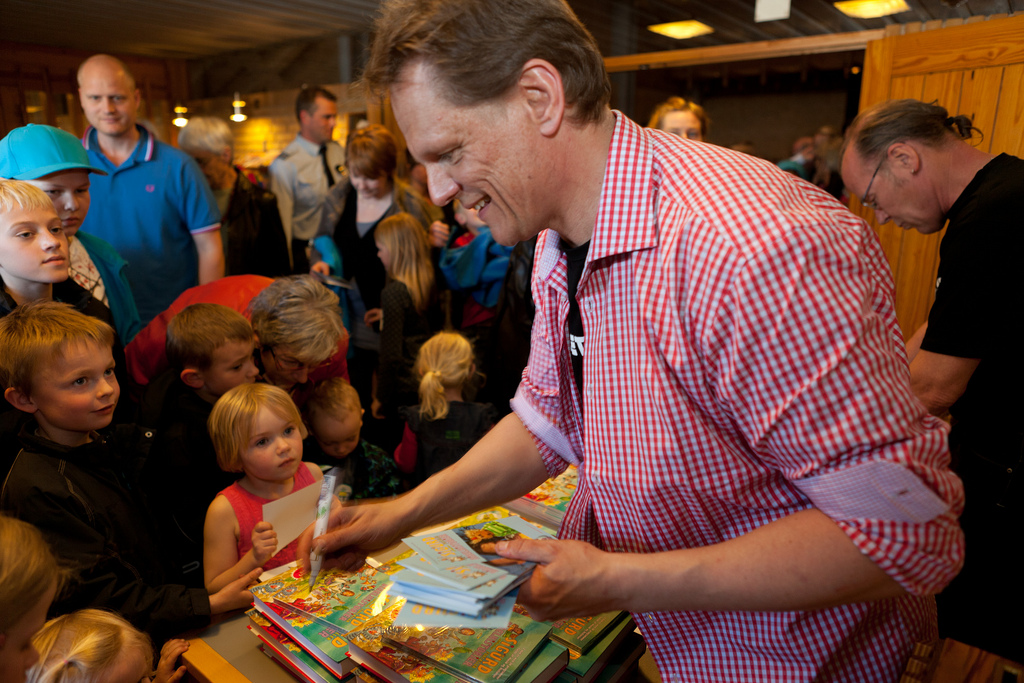 Sigurd Barret der giver autografer