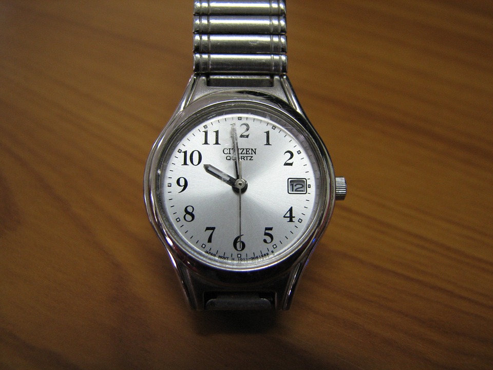 Skinnende sølv armbåndsur