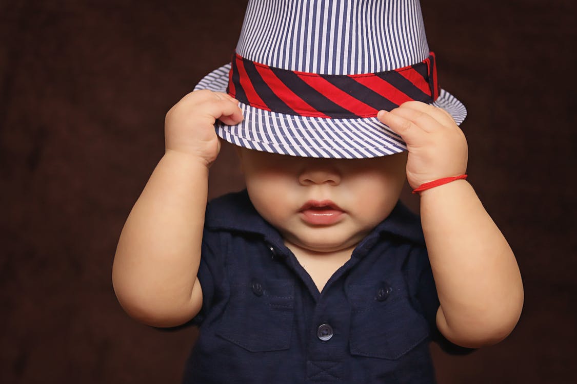 Lille dreng med stripet hat