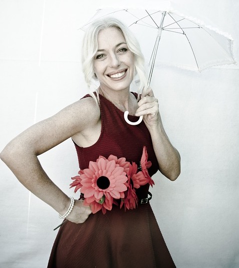 Pige med paraply, blomster kjole