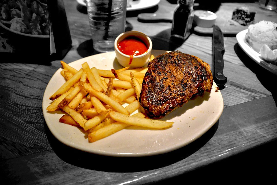 Bøf og pommes frites med ketchup