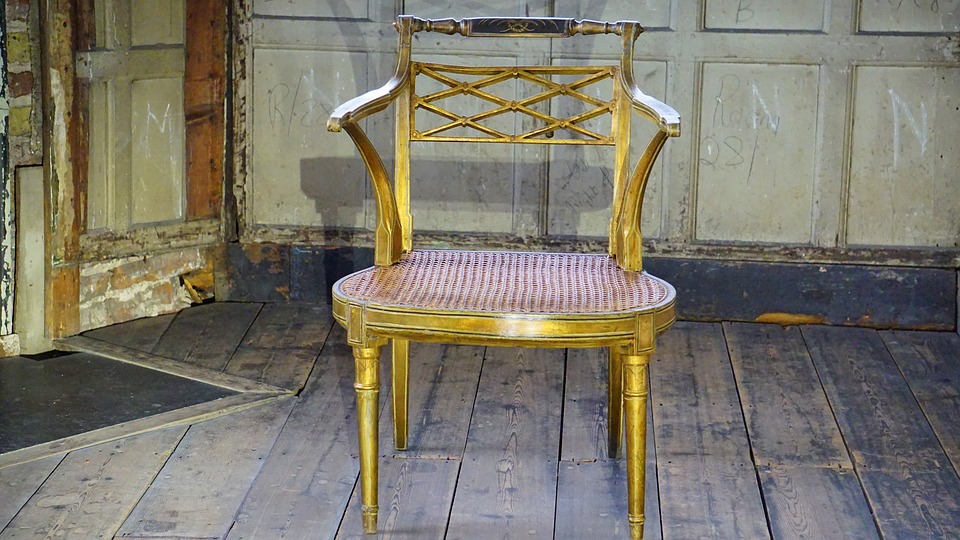 Guldbelagt antik stol