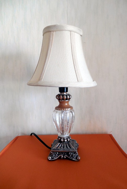 Antik bordlampe med hvid hætte