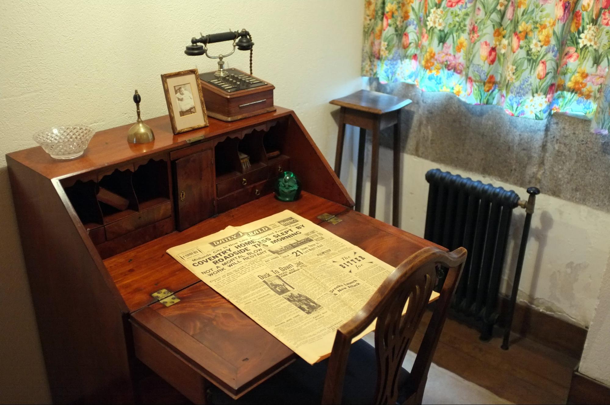 Gammeldags skrivebord i gammelt hjem