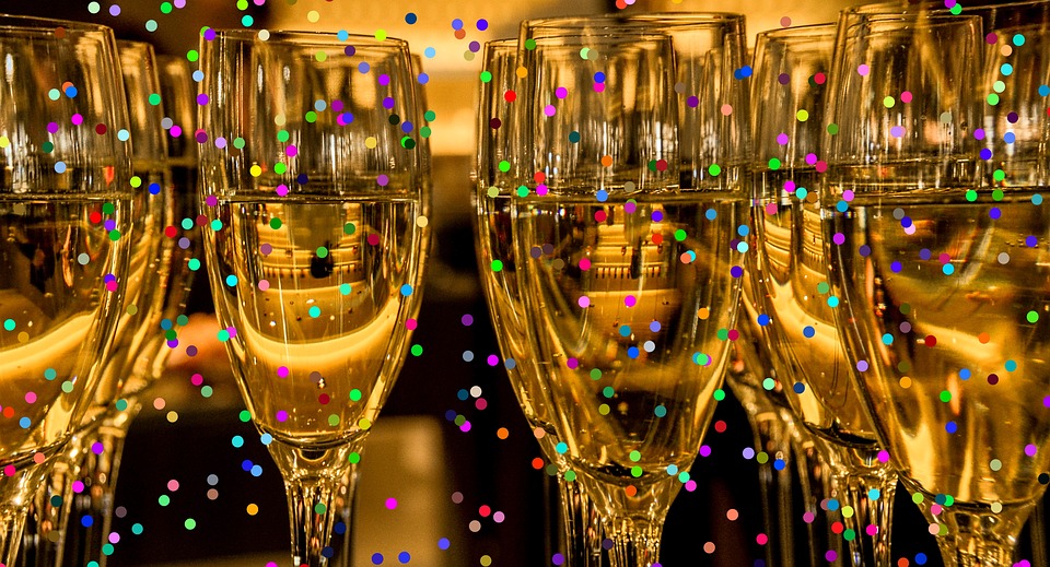 Nytår med fyldte champagneglas