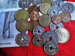 Danske mønter der ligger på pengesedler