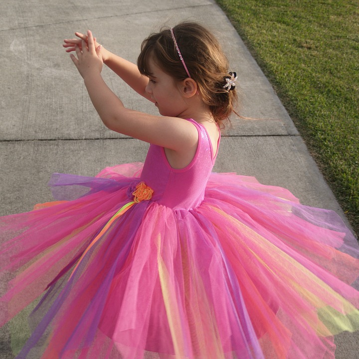 Dansende pige med pink kjole