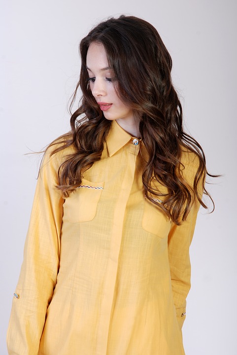 Brunette i gul skjorte