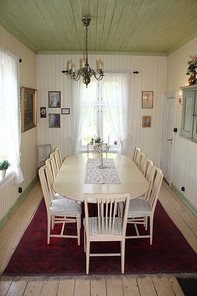 Hvidt spisebord i lys ældre stue